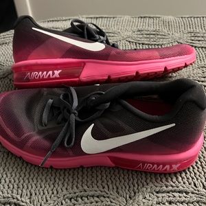 Nike Air Women’s Tennis Shoes. Size 8. Like New.